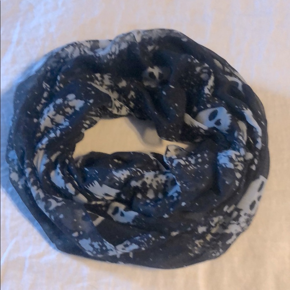 Fashionable skull scarf